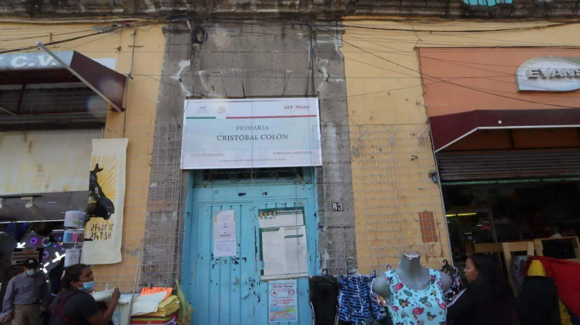 ESCUELA CRISTOBAL COLON. CALLE DE CORREGIDORA. FOTO SERGIO VÁZQUEZ LA PRENSA (2)